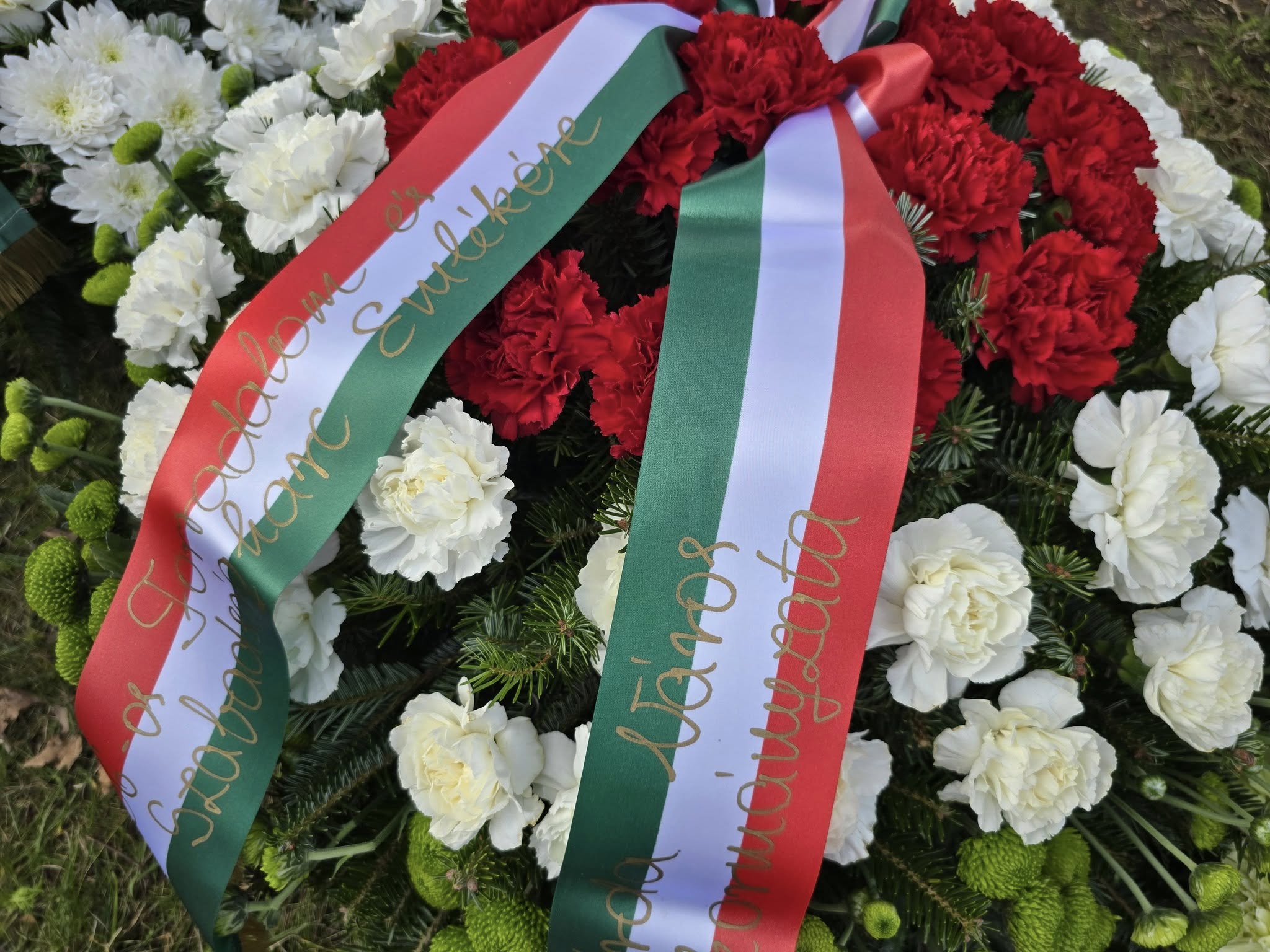 Egy koszorúnyi üzenet a múltba és a jövőbe