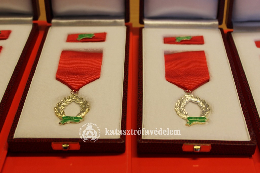 Jubileumi dicséret és jutalom évtizedes szolgálatukért