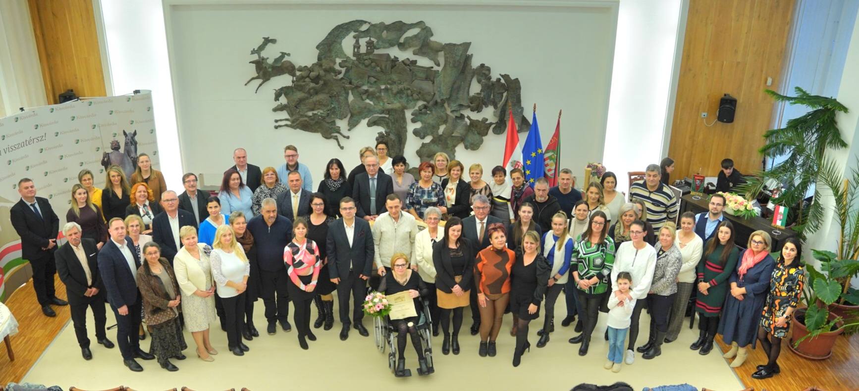 Felállva tapsoltak a kitüntetett szociális dolgozónak