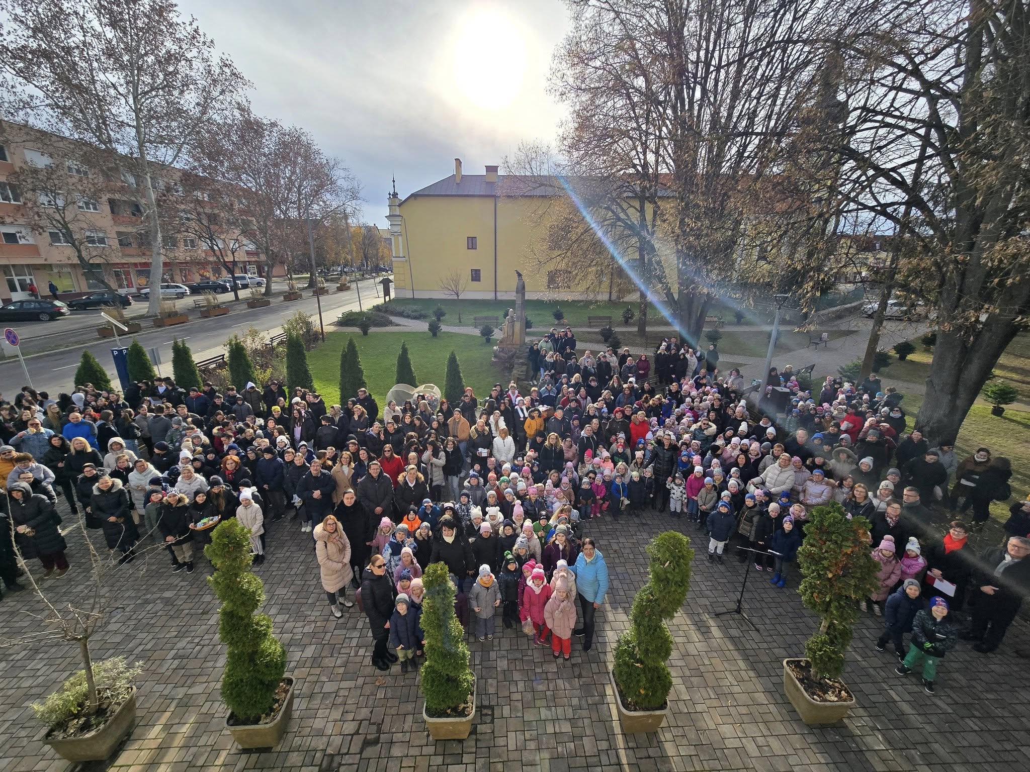 30 karácsonyfa díszíti Kisvárdát a fenntarthatóság jegyében