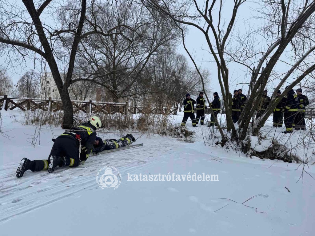 Jégről mentettek a kisvárdai tűzoltók