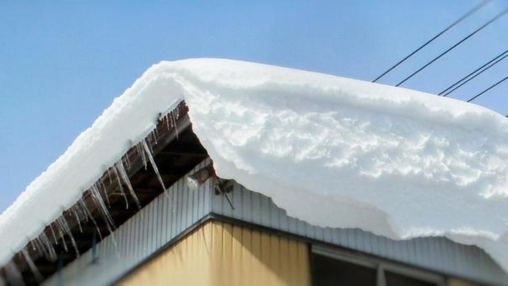 Nézzünk a fejünk fölé IS! Balesetveszély az olvadás miatt!