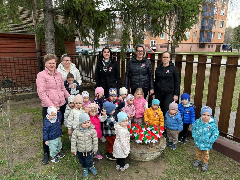 Bölcsisek piros-fehér-zöldje