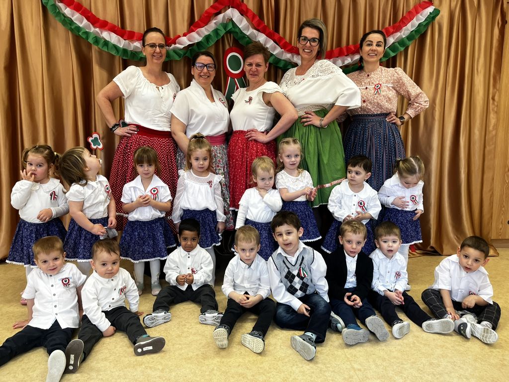 „Kicsi huszár, nagy a lova,nem ér le a lába róla…”