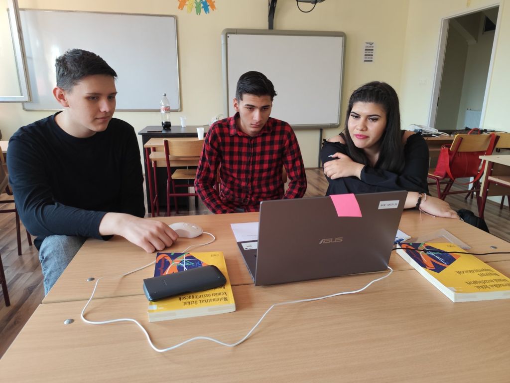 Első helyről jutott a döntőbe az Apáczai csapata