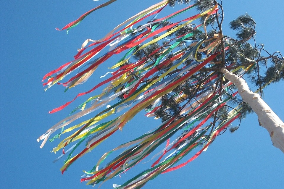 Díszítsük együtt a városi MÁJUSFÁT!