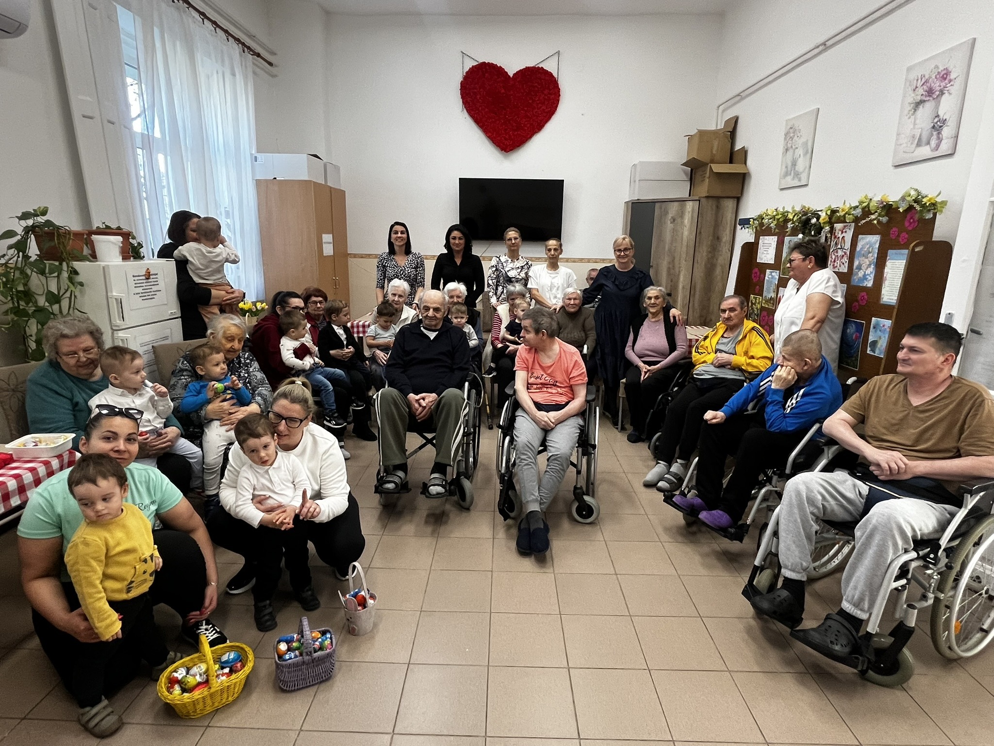 Generációk találkozása: húsvéti vidámság költözött a kisvárdai Idősek Otthonába