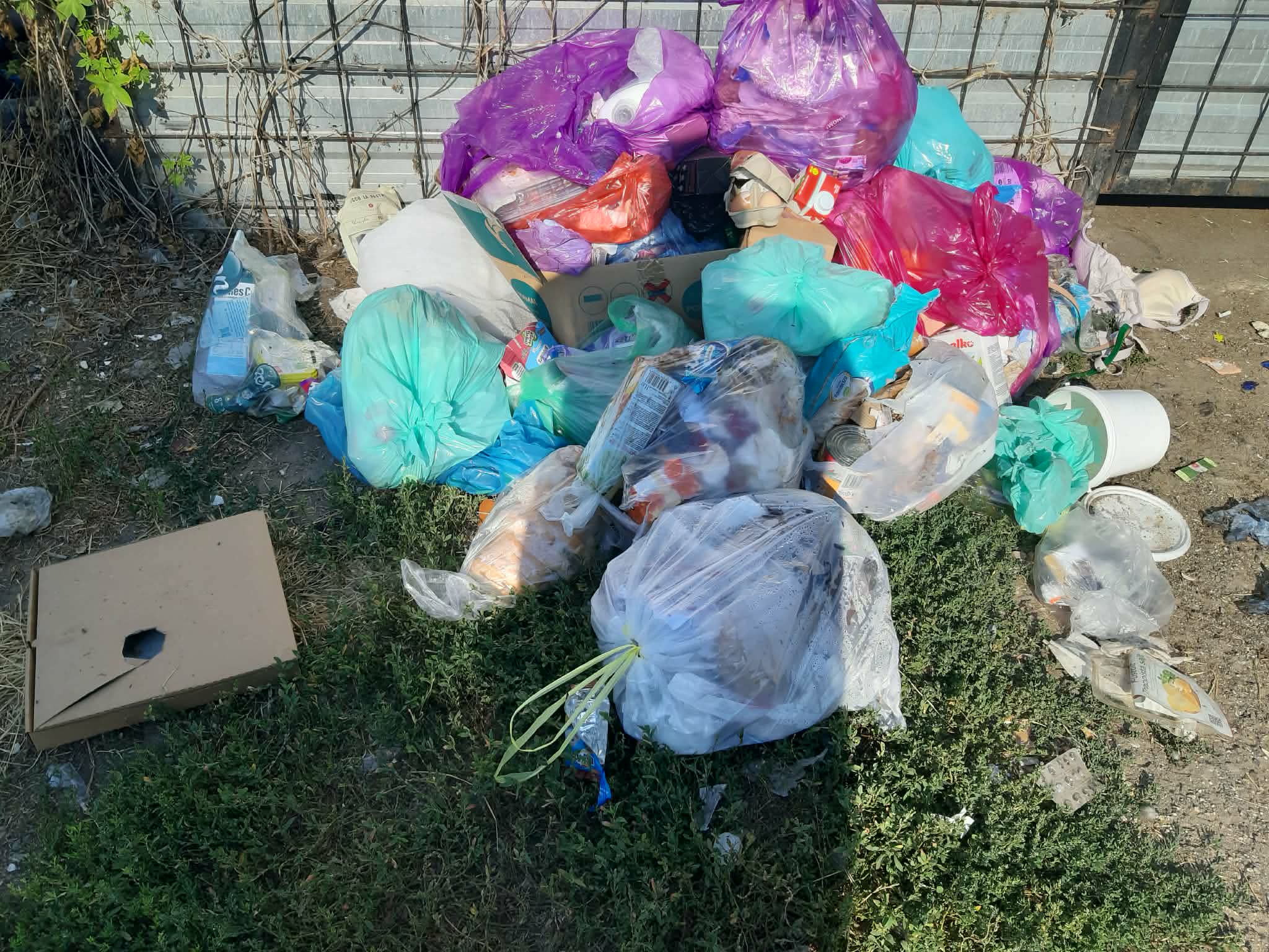 Kérjük a hulladékgyűjtők rendeltetésszerű használatát!