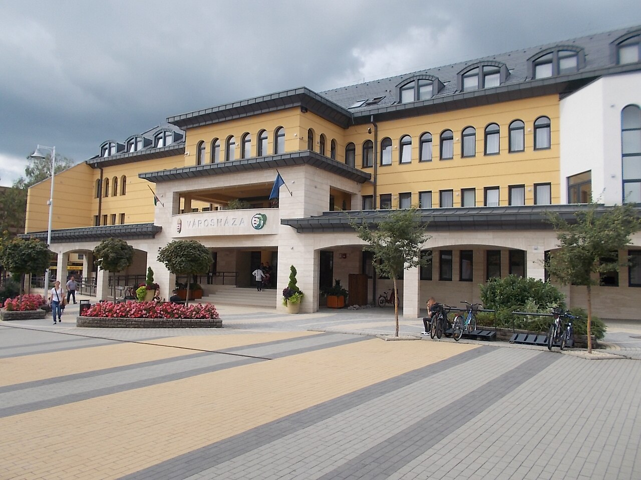 : Town Hall- 7-11 Szent László Street, [[:en:Kisvárda|Kisvárda]], [[:en:Szabolcs-Szatmár-Bereg County|Szabolcs-Szatmár-Bereg County]], [[:en:Hungary|Hungary]].}}{{hu|1=: Városháza. Történet: 2013-ban 2mio € és 400mio HUF kzpénzből átadásra került a megújult sétáló utca, a hozzá tartozó díszkivilágítás, a felszíni parkolók építése és az azóta már új nevet is kapott, Várday István Városi Könyvtár teljes külső rekonstrukciója.   A korábbi, 1970-es években épült Városháza (Megj. máshol: 1983-ban a  SZÁÉV épitette),  bővítés északi és déli irányba történt. Itt található a Polgármesteri Hivatal, a Járási Hivatal, a Kormányablakok, és Klebelsberg Intézményfenntartó Központ. A Szent László utcai fronton árkádsor épült,  magas tető ráépítés és tetőtér beépítés trtént. A Konferencia Központ nyugati szárnyában helyezték el a 120 fő befogadó képességű konferenciaterem.  forrás: szon.hu, kisvarda.hu'' településképi jelentőségű terület része: Szent László utca mindkét oldala'' ID -2231. -  [[:hu:Szabolcs-Szatmár-Bereg megye|Szabolcs-Szatmár-Bereg megye]], [[:hu:Kisvárda|Kisvárda]], Szent László utca 7-11{{Monument Hungary|-2231}}{{Location|48|13|31.1|N|22|4|42.82|E|region:HU}}