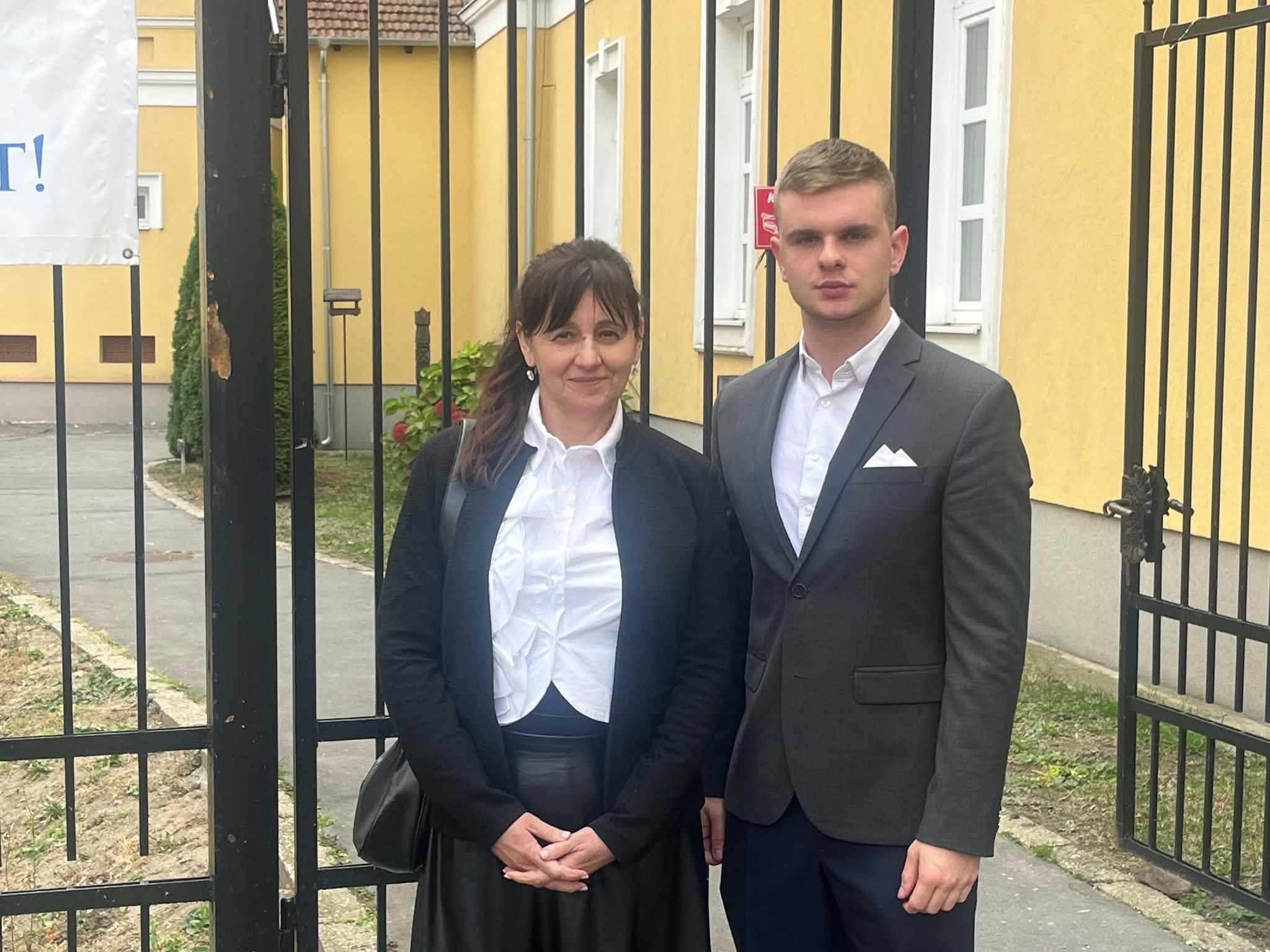 Az Édes Anyanyelvünk nyelvhasználati verseny plakettese a Bessenyei György Gimnázium diákja