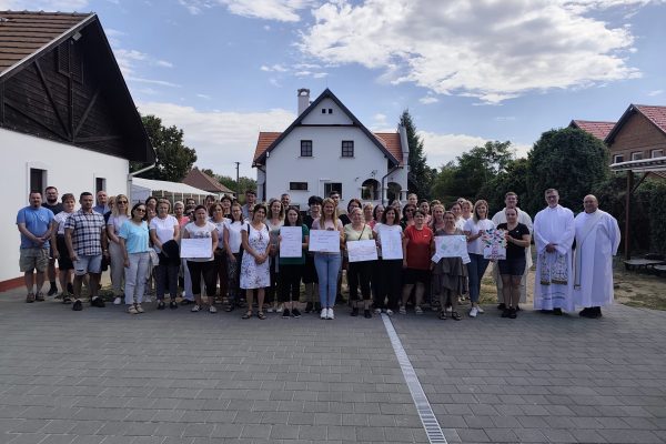 „Hivatásunk azzá válni, akivé Isten teremtett minket” – szentlászlós pedagógusok lelkigyakorlata Tiszafüreden