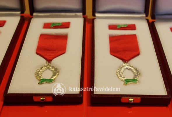 Jubileumi dicséret és jutalom évtizedes szolgálatukért