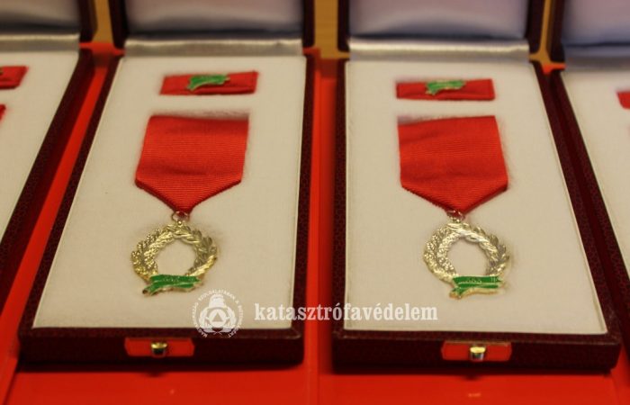 Jubileumi dicséret és jutalom évtizedes szolgálatukért