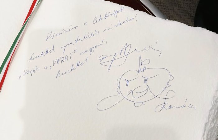 Szamóca is bekerült a nagy városi vendégkönyvbe