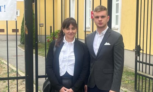 Az Édes Anyanyelvünk nyelvhasználati verseny plakettese a Bessenyei György Gimnázium diákja