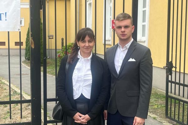Az Édes Anyanyelvünk nyelvhasználati verseny plakettese a Bessenyei György Gimnázium diákja