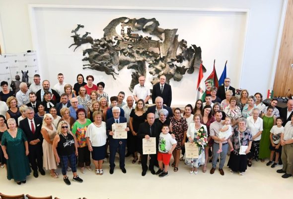 Három példamutató életút, Magyarország születésnapja és az új kenyér ünnepe