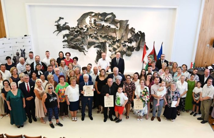 Három példamutató életút, Magyarország születésnapja és az új kenyér ünnepe