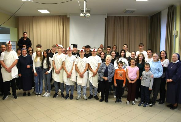 „Szívvel-lélekkel befogadva – Új tagok a Szent László Koliban – Gólyaavató 2025”