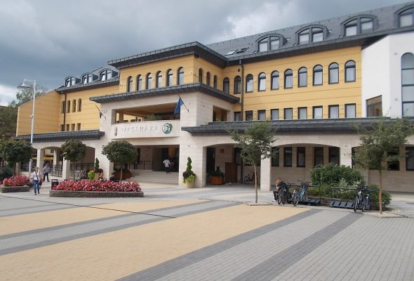 : Town Hall- 7-11 Szent László Street, [[:en:Kisvárda|Kisvárda]], [[:en:Szabolcs-Szatmár-Bereg County|Szabolcs-Szatmár-Bereg County]], [[:en:Hungary|Hungary]].}}{{hu|1=: Városháza. Történet: 2013-ban 2mio € és 400mio HUF kzpénzből átadásra került a megújult sétáló utca, a hozzá tartozó díszkivilágítás, a felszíni parkolók építése és az azóta már új nevet is kapott, Várday István Városi Könyvtár teljes külső rekonstrukciója.   A korábbi, 1970-es években épült Városháza (Megj. máshol: 1983-ban a  SZÁÉV épitette),  bővítés északi és déli irányba történt. Itt található a Polgármesteri Hivatal, a Járási Hivatal, a Kormányablakok, és Klebelsberg Intézményfenntartó Központ. A Szent László utcai fronton árkádsor épült,  magas tető ráépítés és tetőtér beépítés trtént. A Konferencia Központ nyugati szárnyában helyezték el a 120 fő befogadó képességű konferenciaterem.  forrás: szon.hu, kisvarda.hu'' településképi jelentőségű terület része: Szent László utca mindkét oldala'' ID -2231. -  [[:hu:Szabolcs-Szatmár-Bereg megye|Szabolcs-Szatmár-Bereg megye]], [[:hu:Kisvárda|Kisvárda]], Szent László utca 7-11{{Monument Hungary|-2231}}{{Location|48|13|31.1|N|22|4|42.82|E|region:HU}}