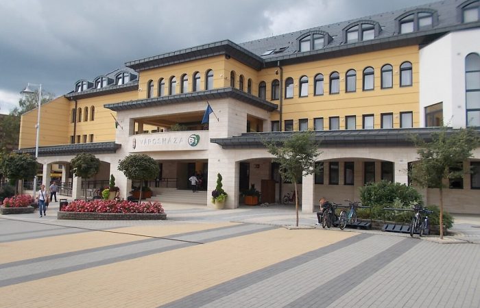: Town Hall- 7-11 Szent László Street, [[:en:Kisvárda|Kisvárda]], [[:en:Szabolcs-Szatmár-Bereg County|Szabolcs-Szatmár-Bereg County]], [[:en:Hungary|Hungary]].}}{{hu|1=: Városháza. Történet: 2013-ban 2mio € és 400mio HUF kzpénzből átadásra került a megújult sétáló utca, a hozzá tartozó díszkivilágítás, a felszíni parkolók építése és az azóta már új nevet is kapott, Várday István Városi Könyvtár teljes külső rekonstrukciója.   A korábbi, 1970-es években épült Városháza (Megj. máshol: 1983-ban a  SZÁÉV épitette),  bővítés északi és déli irányba történt. Itt található a Polgármesteri Hivatal, a Járási Hivatal, a Kormányablakok, és Klebelsberg Intézményfenntartó Központ. A Szent László utcai fronton árkádsor épült,  magas tető ráépítés és tetőtér beépítés trtént. A Konferencia Központ nyugati szárnyában helyezték el a 120 fő befogadó képességű konferenciaterem.  forrás: szon.hu, kisvarda.hu'' településképi jelentőségű terület része: Szent László utca mindkét oldala'' ID -2231. -  [[:hu:Szabolcs-Szatmár-Bereg megye|Szabolcs-Szatmár-Bereg megye]], [[:hu:Kisvárda|Kisvárda]], Szent László utca 7-11{{Monument Hungary|-2231}}{{Location|48|13|31.1|N|22|4|42.82|E|region:HU}}