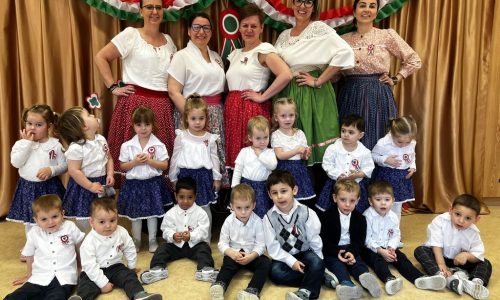 „Kicsi huszár, nagy a lova,nem ér le a lába róla…”