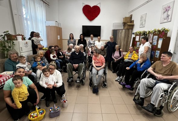 Generációk találkozása: húsvéti vidámság költözött a kisvárdai Idősek Otthonába
