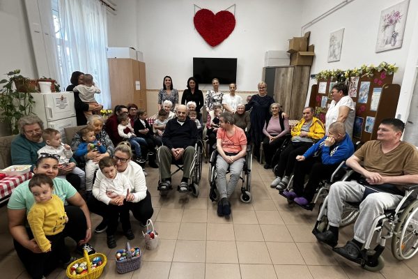 Generációk találkozása: húsvéti vidámság költözött a kisvárdai Idősek Otthonába