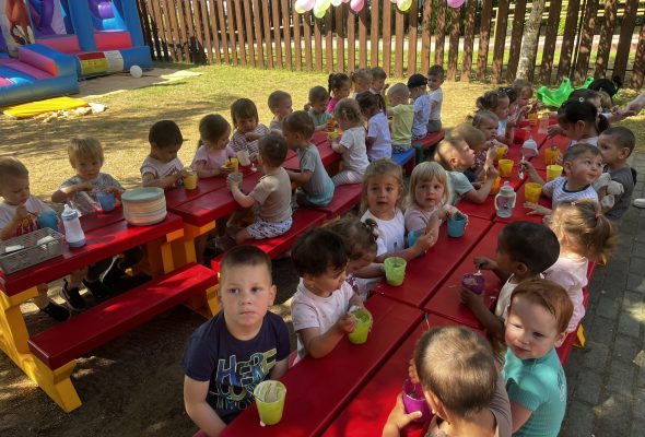 Felhőtlen gyereknapi mulatság a Tompos úti Bölcsődében: az ugrálóvártól a csillámtetkóig
