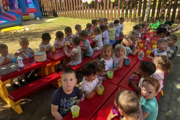Felhőtlen gyereknapi mulatság a Tompos úti Bölcsődében: az ugrálóvártól a csillámtetkóig