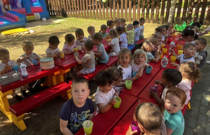 Felhőtlen gyereknapi mulatság a Tompos úti Bölcsődében: az ugrálóvártól a csillámtetkóig