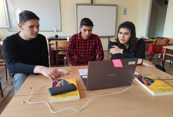 Első helyről jutott a döntőbe az Apáczai csapata