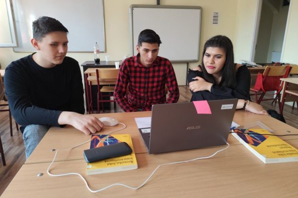 Első helyről jutott a döntőbe az Apáczai csapata