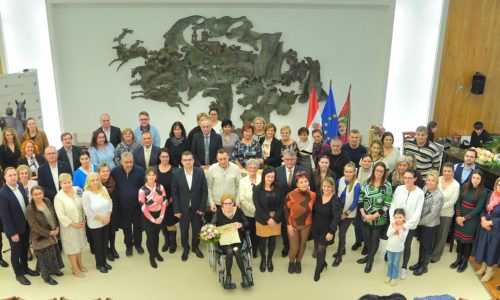 Felállva tapsoltak a kitüntetett szociális dolgozónak