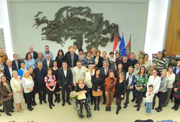 Felállva tapsoltak a kitüntetett szociális dolgozónak