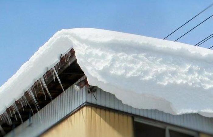 Nézzünk a fejünk fölé IS! Balesetveszély az olvadás miatt!